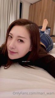 长腿巨乳小姐姐沙发前跪舔